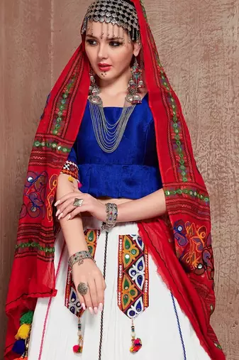 White Twill Gamthi Butta Mirror With Lace Work & Tassel Lace With Printed Gamthi Work Dupatta Chaniya Choli