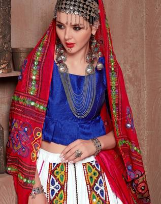 White Twill Gamthi Butta Mirror With Lace Work & Tassel Lace With Printed Gamthi Work Dupatta Chaniya Choli 5