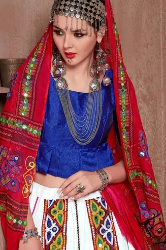 White Twill Gamthi Butta Mirror With Lace Work & Tassel Lace With Printed Gamthi Work Dupatta Chaniya Choli