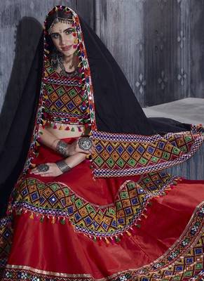 Red Art Silk Gamthi Butta Mirror With Lace Work Chaniya Choli 3