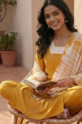 Women Floral Embroidered Regular Beads and Stones Kurta with Trousers & With Dupatta