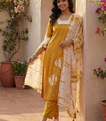 Women Floral Embroidered Regular Beads and Stones Kurta with Trousers & With Dupatta
