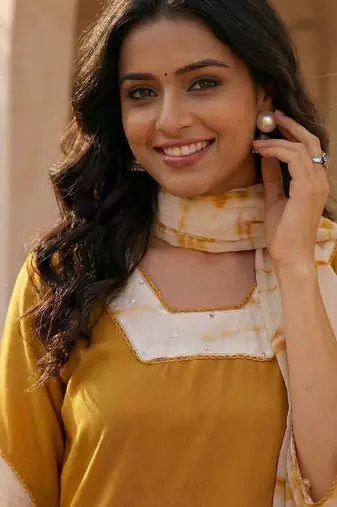 Women Floral Embroidered Regular Beads and Stones Kurta with Trousers & With Dupatta