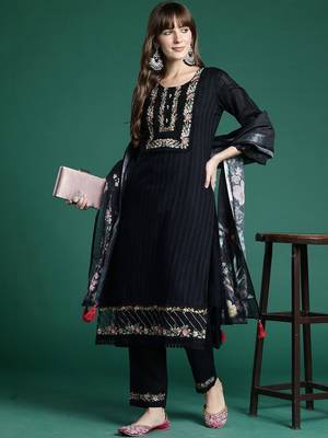 Women Floral Embroidered Regular Thread Work Linen Kurta with Trousers & With Dupatta 6