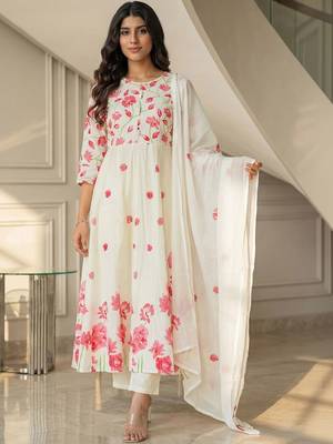 Women Floral Printed Panelled  Cotton Kurta with Trousers & With Dupatta 1
