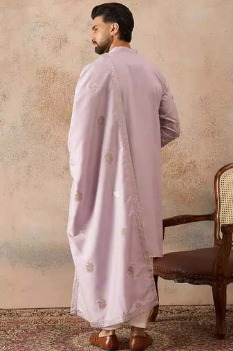 Mens lavender silk blend solid embroidered kurta with dupatta