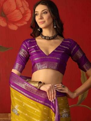 Mehndi silk cotton printed saree with unstitched blouse piece. 5