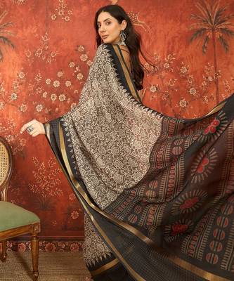 Grey silk cotton printed saree with unstitched blouse piece. 2
