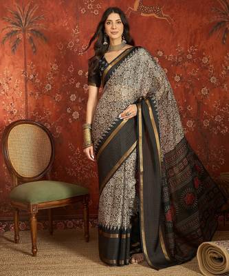 Grey silk cotton printed saree with unstitched blouse piece. 1