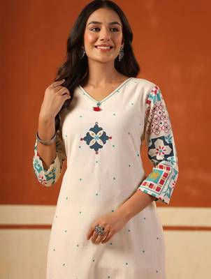 Women Ethnic Motifs Printed Regular Kurta with Trousers 2