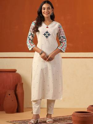 Women Ethnic Motifs Printed Regular Kurta with Trousers 6