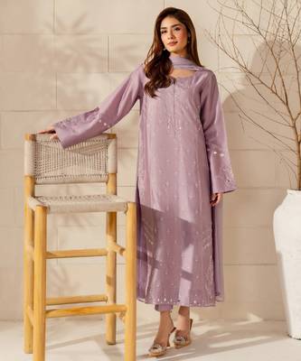 Women's lavender crepe embroidered kurta set with dupatta and pant 1