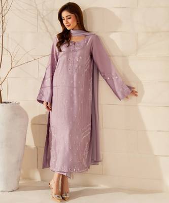 Women's lavender crepe embroidered kurta set with dupatta and pant 3