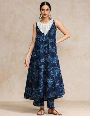 Women Floral Printed Regular Pure Cotton Kurta with Trousers 1