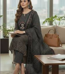 Women Floral Printed Regular Kurta with Trousers & With Dupatta