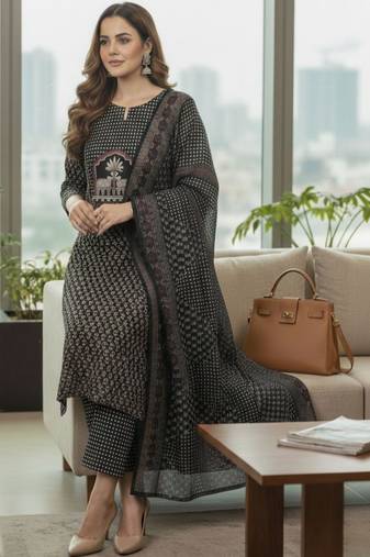 Women Floral Printed Regular Kurta with Trousers & With Dupatta