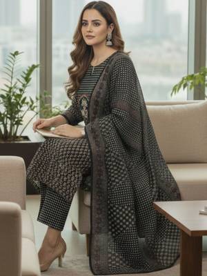 Women Floral Printed Regular Kurta with Trousers & With Dupatta 6