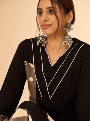 Women Printed Regular Kurta with Trousers 2