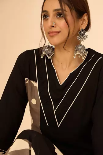Women Printed Regular Kurta with Trousers