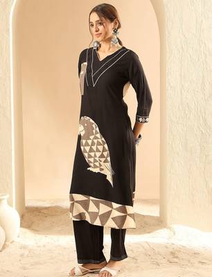 Women Printed Regular Kurta with Trousers 3