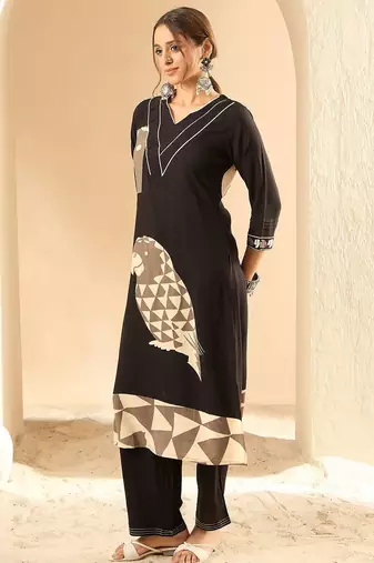 Women Printed Regular Kurta with Trousers