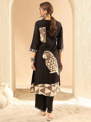 Women Printed Regular Kurta with Trousers 4