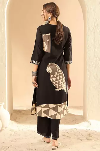 Women Printed Regular Kurta with Trousers