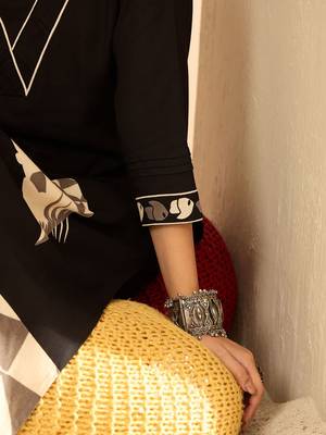 Women Printed Regular Kurta with Trousers 6