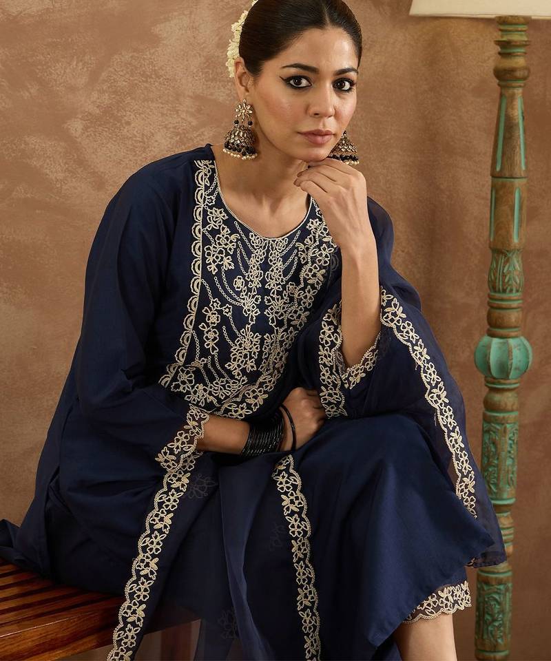 Women Embroidered Regular Thread Work Kurta with Trousers & Dupatta