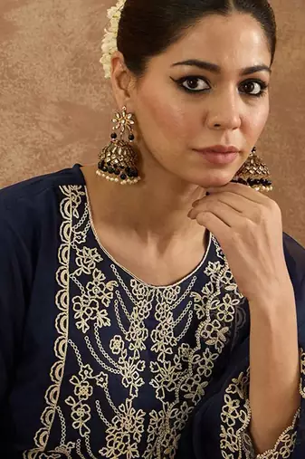 Women Embroidered Regular Thread Work Kurta with Trousers & Dupatta