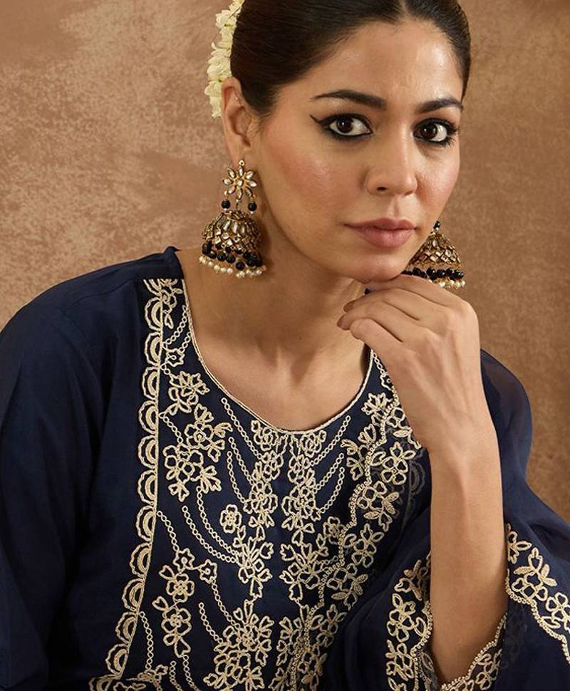 Women Embroidered Regular Thread Work Kurta with Trousers & Dupatta