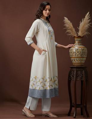 Women Printed Regular Kurta with Trousers & With Dupatta 3