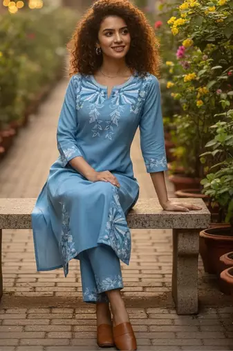 Women Floral Embroidered Regular Thread Work Kurta with Trousers