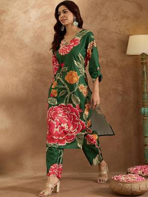 Floral Printed Regular Kurta with Trousers 4