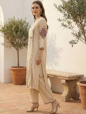 Embroidered Mandarin Collar Kurta Set 2