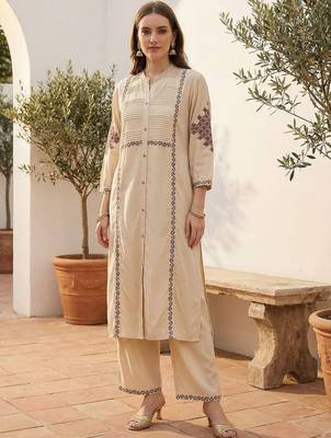 Embroidered Mandarin Collar Kurta Set 5