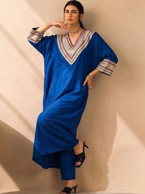 Women Regular Thread Work Kurta with Trousers 1