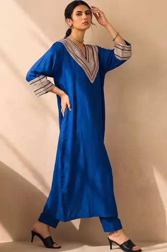 Women Regular Thread Work Kurta with Trousers