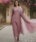 Women Floral Printed Regular Thread Work  Cotton Kurta with Trousers & With Dupatta