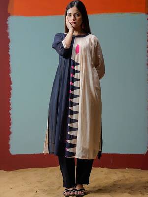 Women Printed Panelled Kurta with Trousers 1