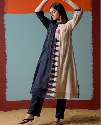 Women Printed Panelled Kurta with Trousers 2