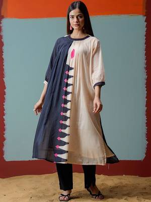 Women Printed Panelled Kurta with Trousers 3