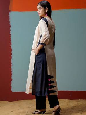 Women Printed Panelled Kurta with Trousers 5