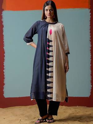 Women Printed Panelled Kurta with Trousers 6