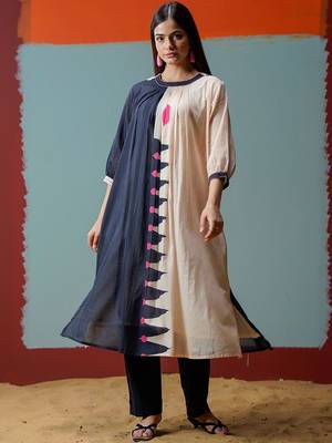 Women Printed Panelled Kurta with Trousers 7