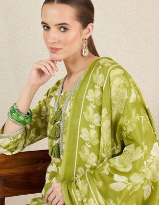 Women Floral Printed Kurta with Trousers & Dupatta 2