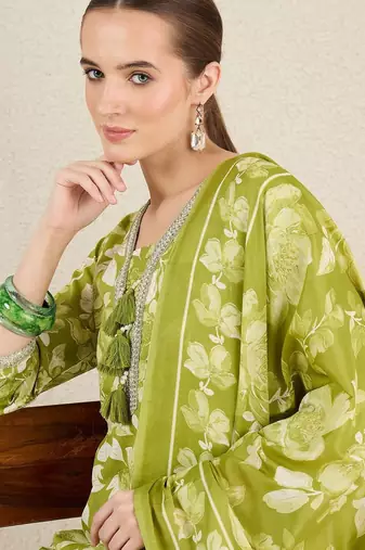 Women Floral Printed Kurta with Trousers & Dupatta