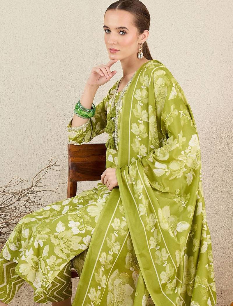 Women Floral Printed Kurta with Trousers & Dupatta