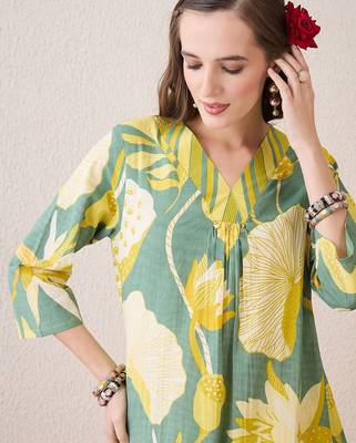 Women Floral Printed Cotton Kurta with Trousers 2