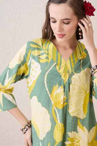 Women Floral Printed Cotton Kurta with Trousers